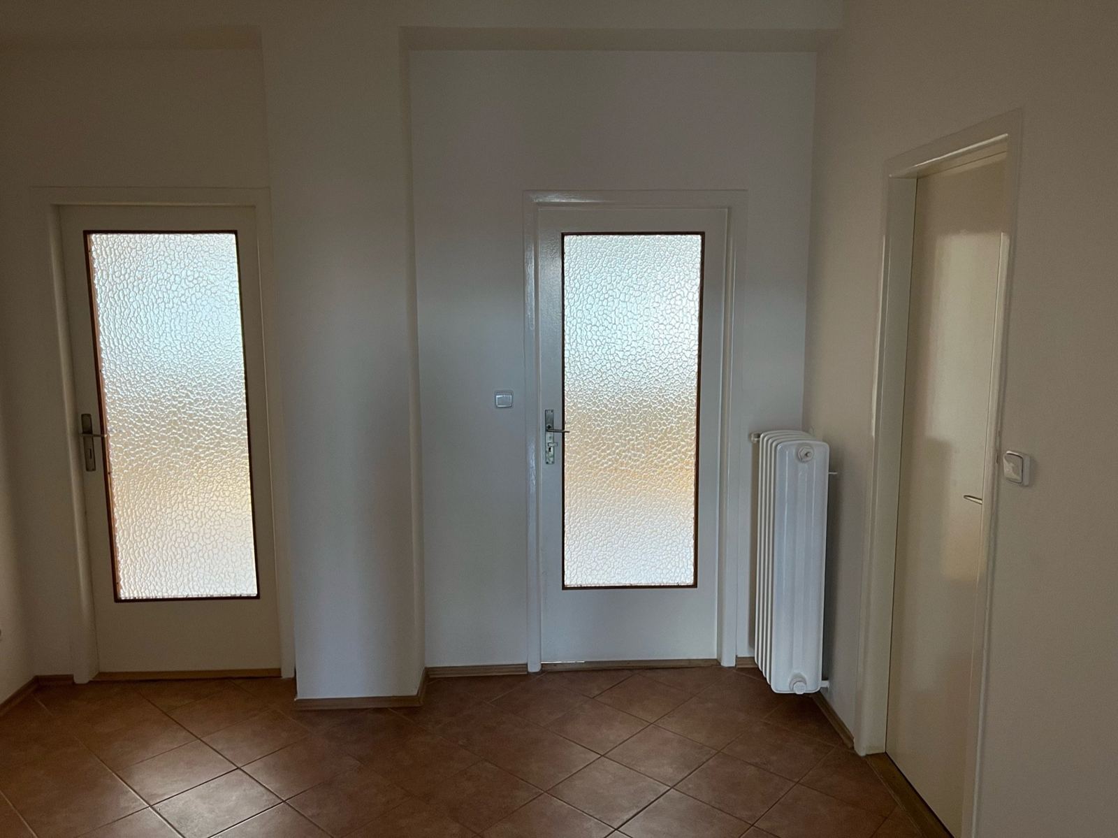 Předsíň s terakotovou dlažbou