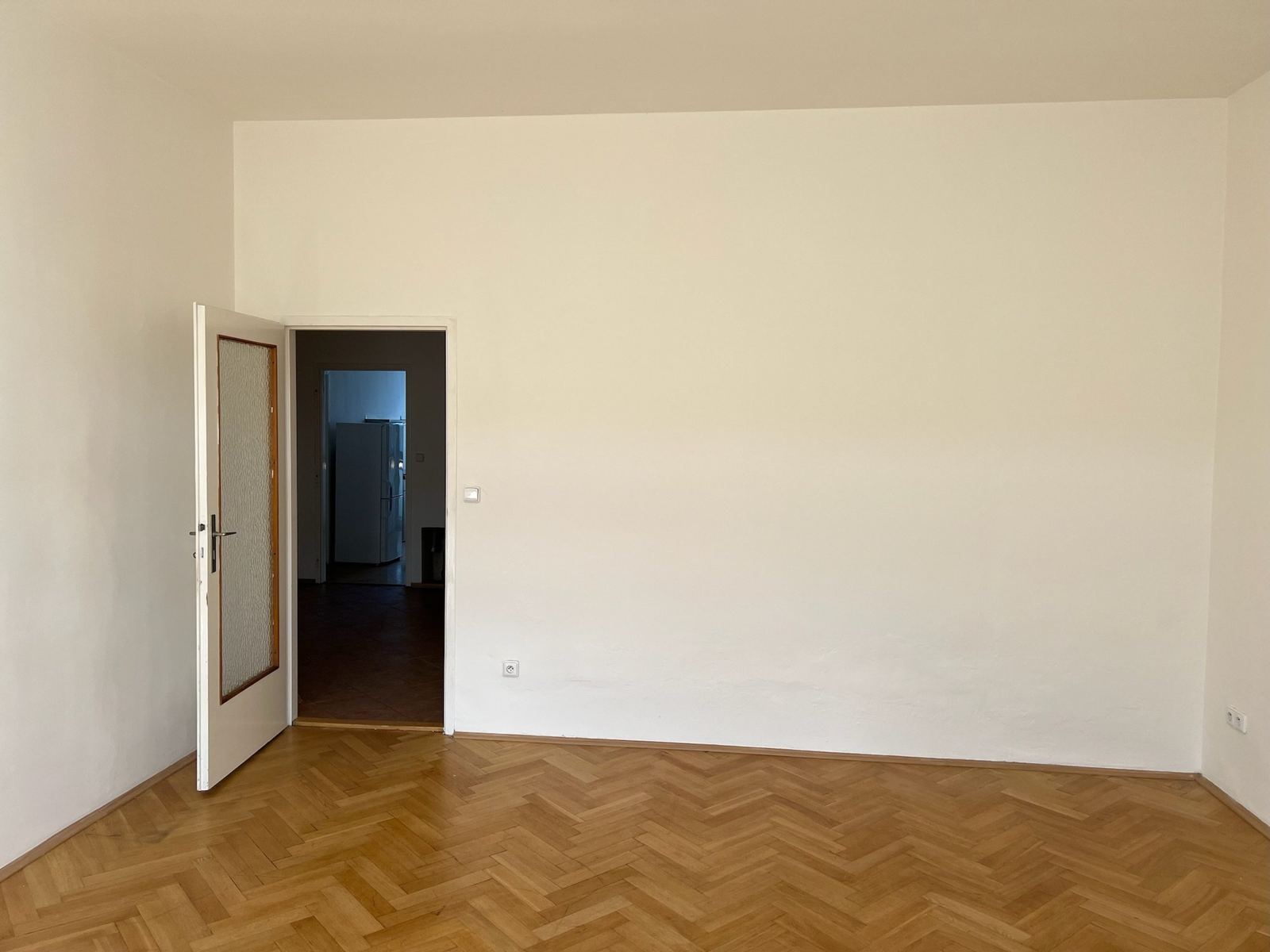 Prázdná stěna pro nábytek nebo knihovnu