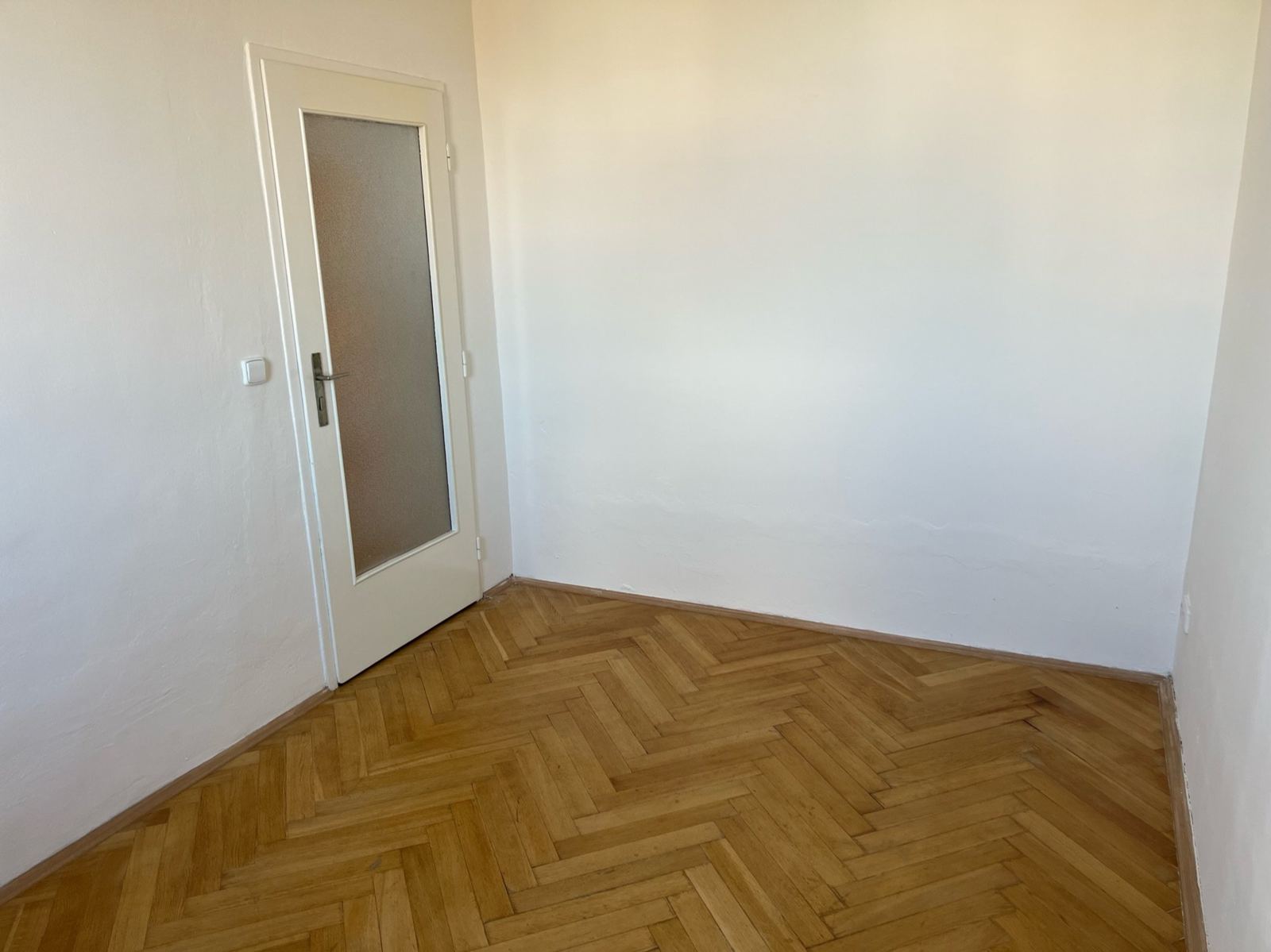 Menší pokoj s oknem do výhledu