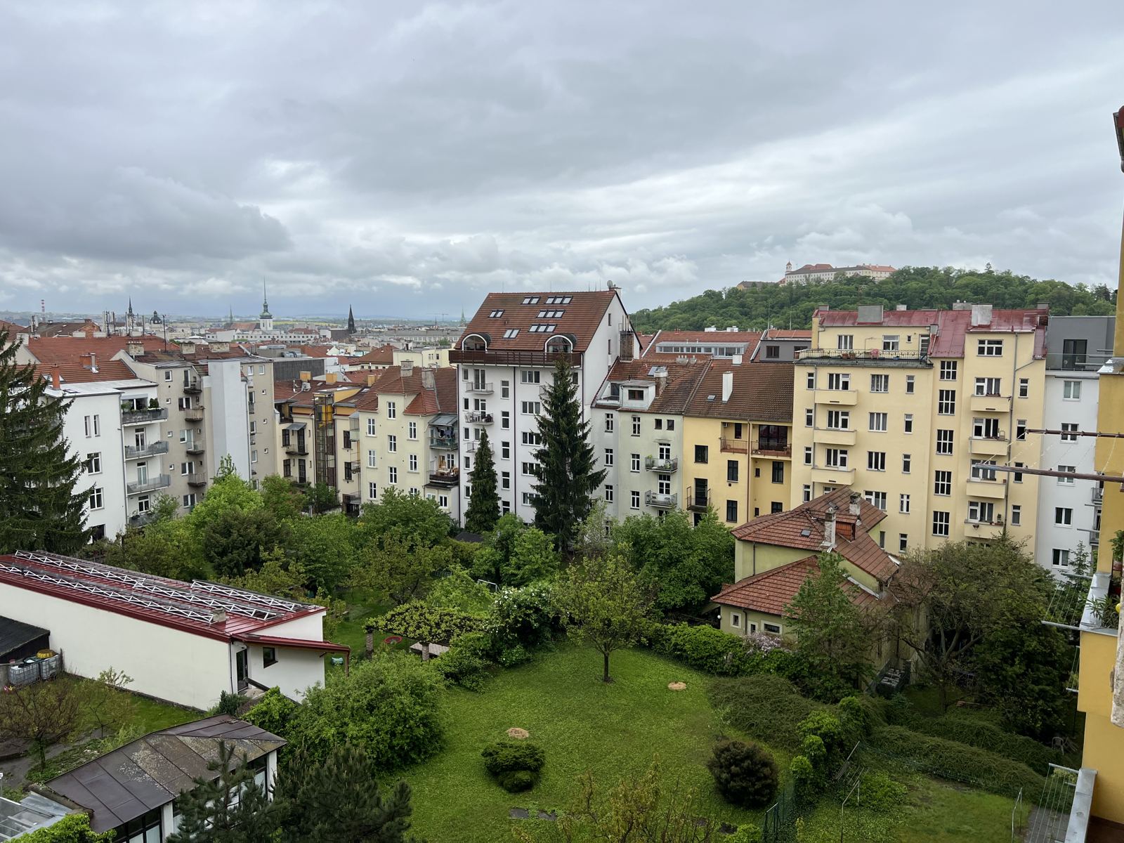 Výhled na střechy Brna